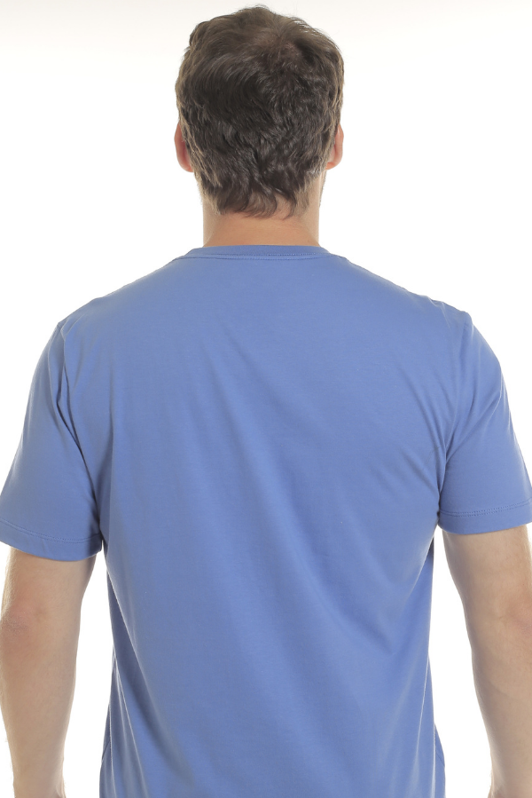 CAMISETA MASCULINA BÁSICA AZUL JEANS IDIOS